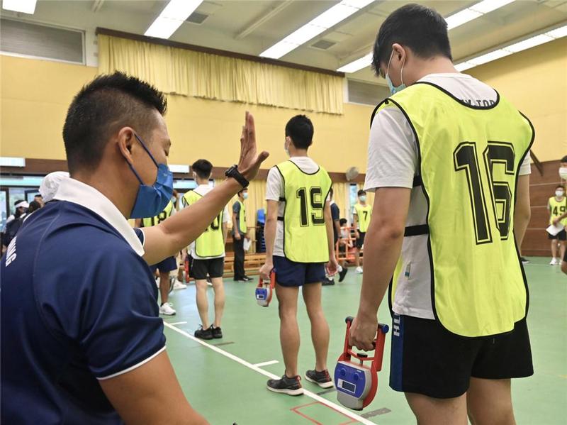 香港警队举办招募体验，逾400青年当场报考
