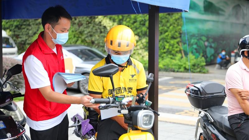 街头递文明 松岗大学生开展疫情防控及创文志愿服务