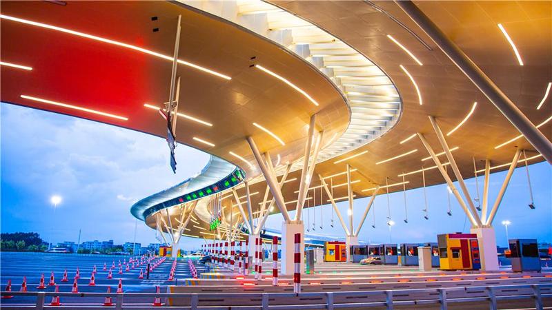 银白色“水袖”！ “22岁”机场高速机场收费站焕新颜