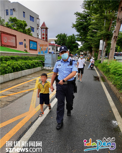 四岁娃逃学途中横穿马路，大鹏辅警全程护安全