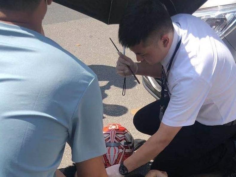 事发广州花都，南航乘务员专业救助车祸伤者，帅！