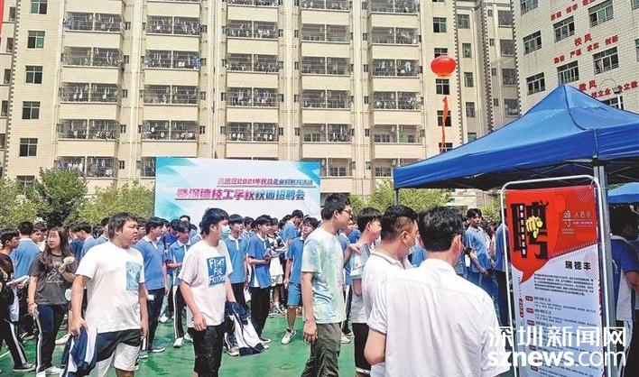 光明区人力资源局构筑“1+2+2”用工保障措施服务体系