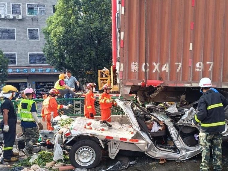 5车追尾！小货车严重变形致2人被困，消防破拆营救