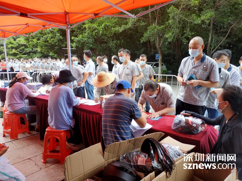 幸“盔”有你！薯田埔社区免费为群众送头盔