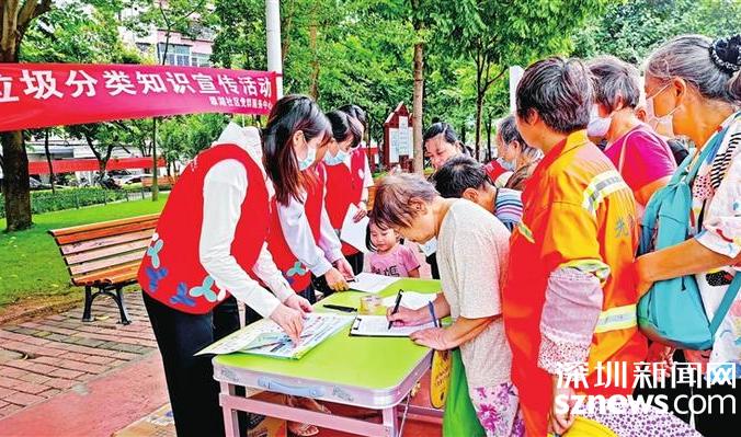 翠湖社区向居民普及垃圾分类知识
