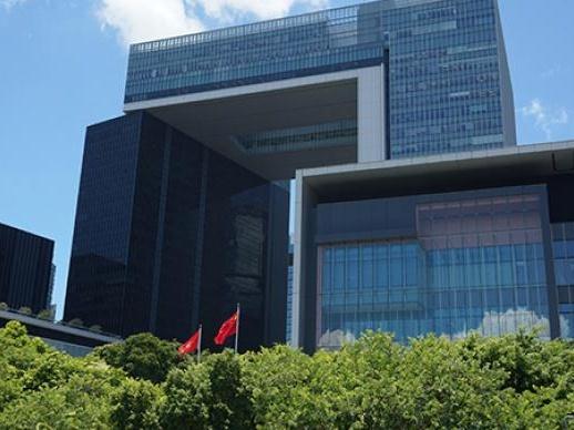 香港民政事务局局长：一名区议员未出席宣誓，按条例须离任