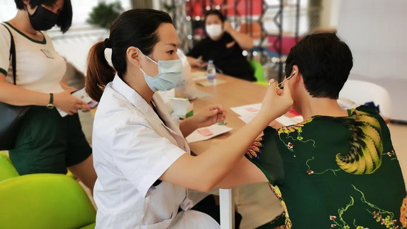 松岗街道“安心驿站”开展中医药文化进党群活动