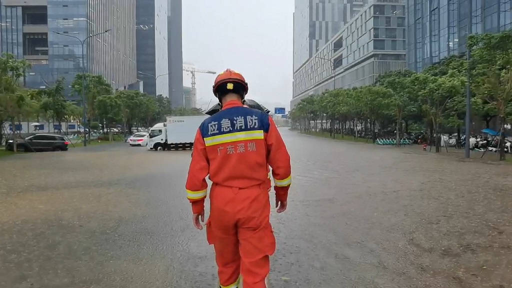 IN视频|暴雨来袭数人被困公交站 消防员穿过齐膝积水完成救援