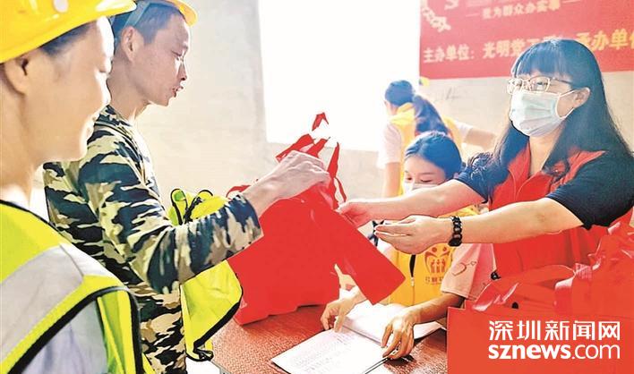 翠湖社区为来深建设者送月饼