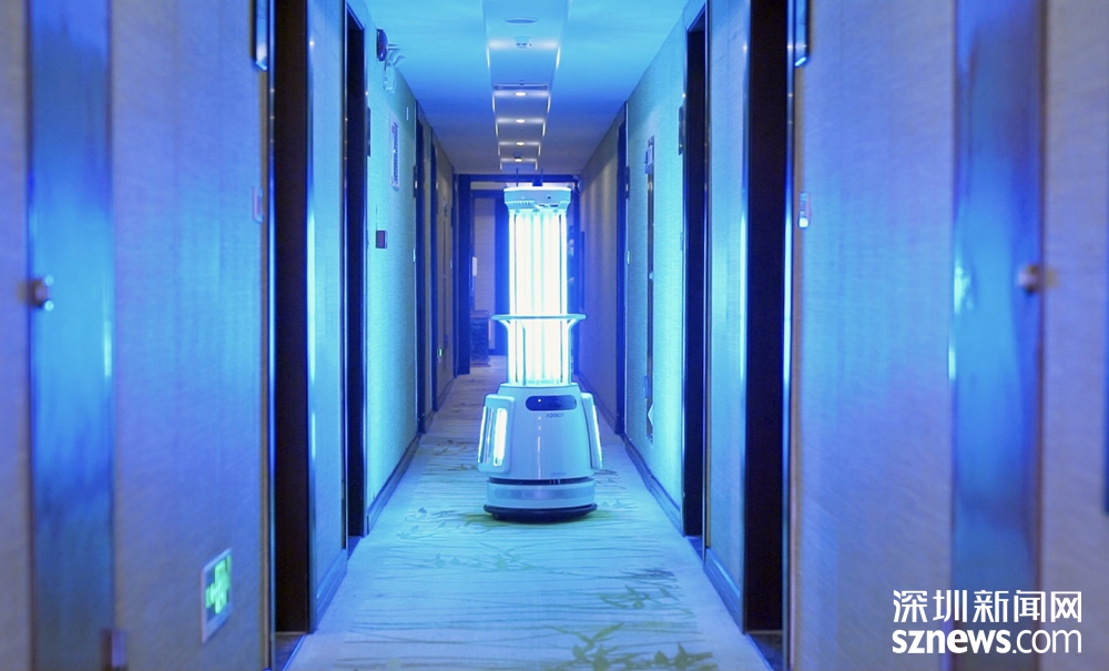 测温消毒传递物资 AI机器人各显神通 深圳隔离酒店科技防疫升级了
