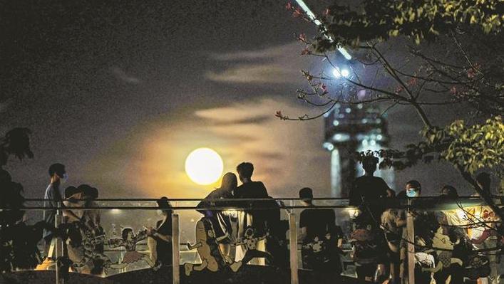 天空一轮朗月 湾区万家梦圆