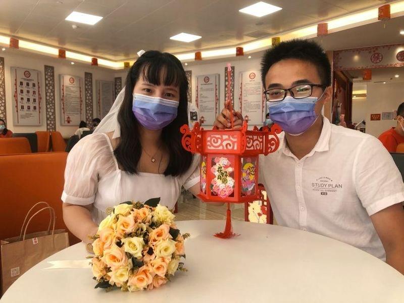 写留言、做花灯、猜灯谜……团圆日的爱情有多浪漫！