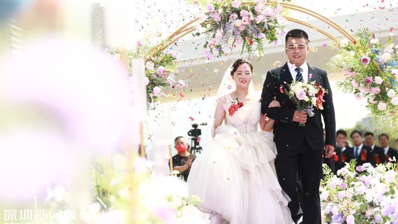 13对新人在“自家建”的公园里喜结良缘