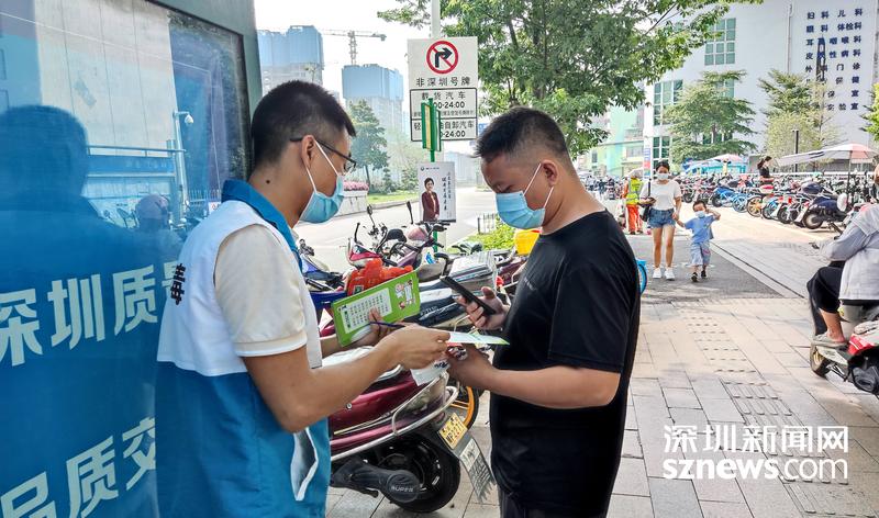 马田街道走上街头宣传禁毒知识