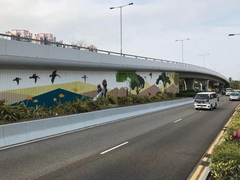 李家超：政府总部外围水马已被移除 香港全面恢复安全常态！