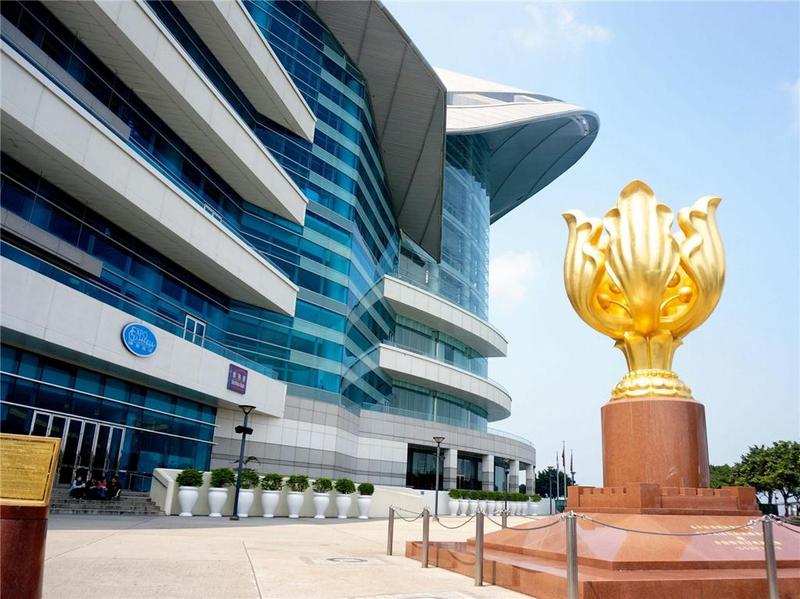 香港举行第三批区议员宣誓，16名区议员宣誓有效性存疑