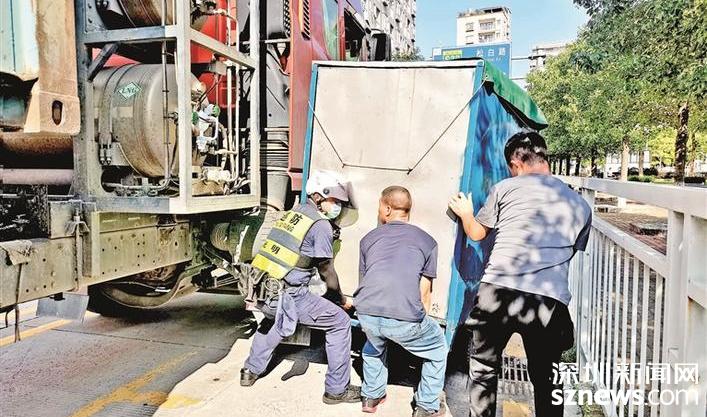 街头巷尾亮起“警察蓝”