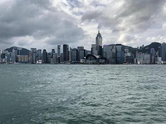 香港发布8号烈风或暴风信号 暂停多项活动
