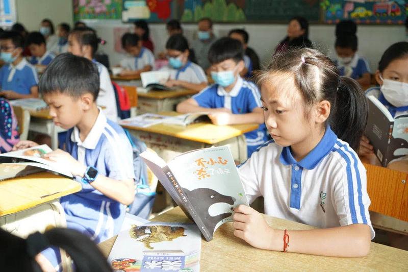 新安街道《给0-14岁孩子家长的黑皮书》获评省奖