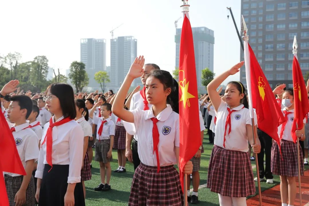 抄报设计活动,在活动中,他们读习爷爷"回信",看建党百年大会,学习党史