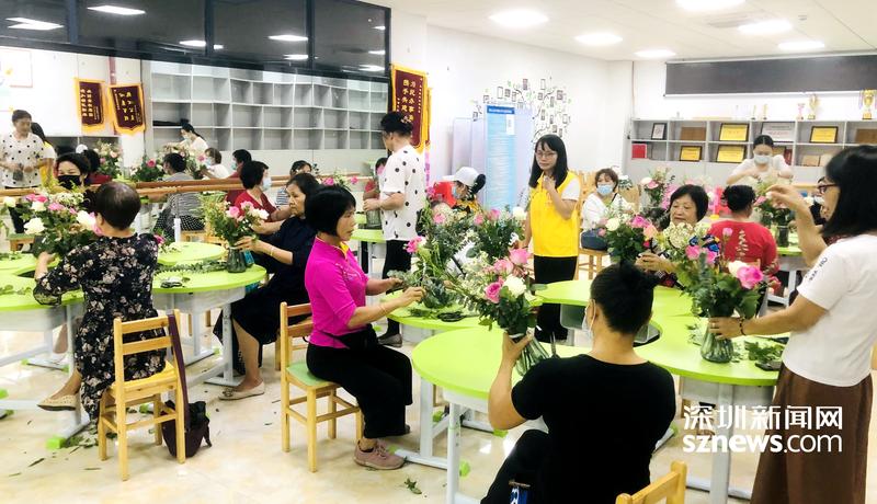 石家社区老年人插花活动弘扬文明新风尚