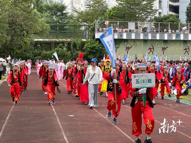 深圳一学校举行体育节，开幕式花样服饰似Cosplay现场