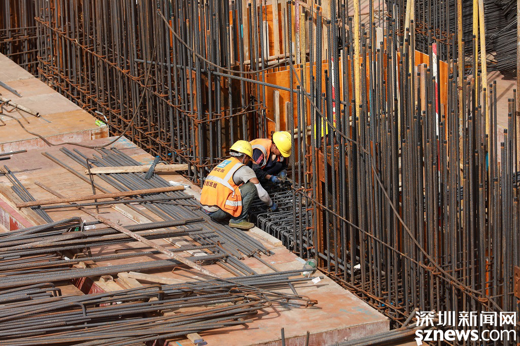1.工人正在前海综合交通枢纽项目工地加紧施工.jpg