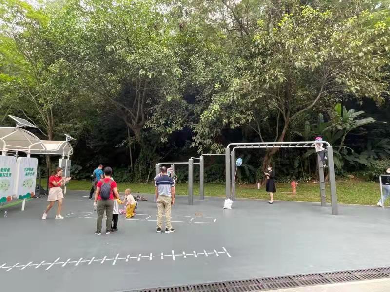 莲花山公园新增了室外智能健身房，周末成市民热捧打卡点