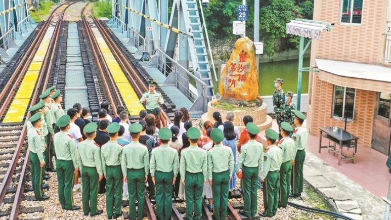 罗湖桥边学“四史”