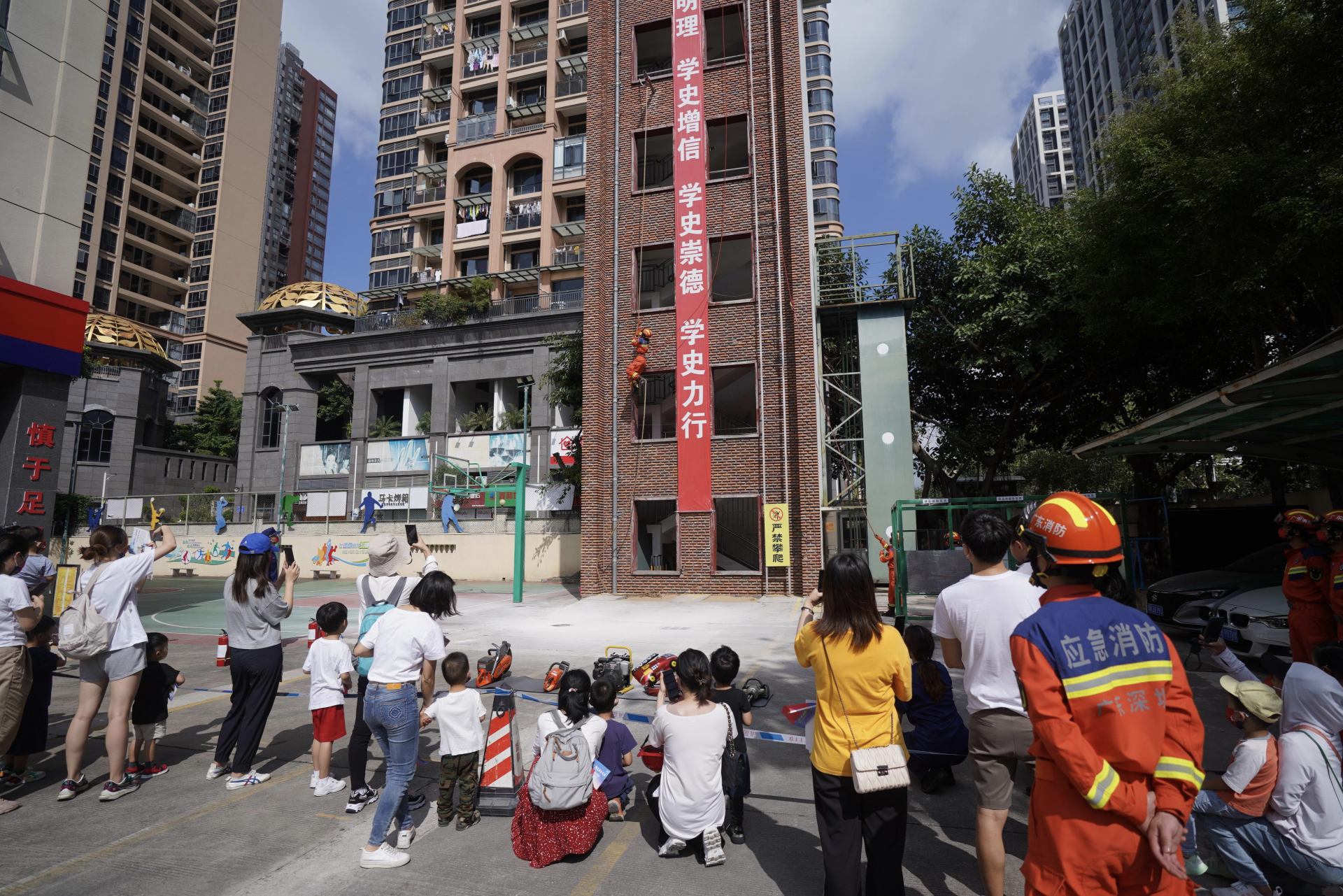 深圳多个消防站集中开放，市民近距离享受“消防大餐”