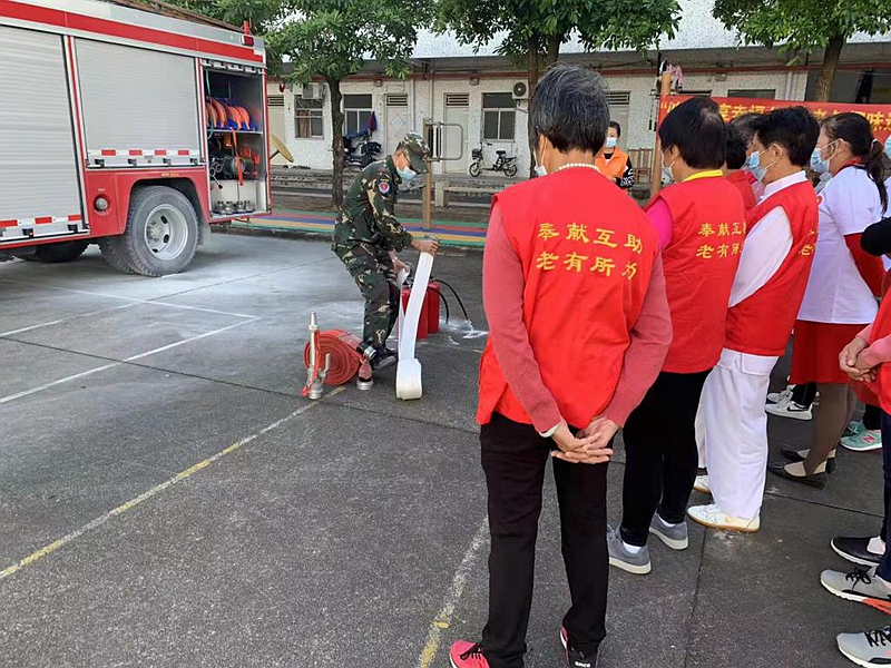 龙城嶂背社区老年人“零距离”体验消防演练