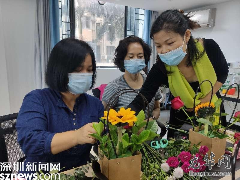 福城街道茜坑社区举办妇女插花活动