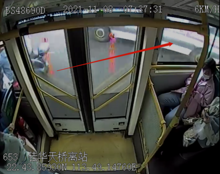 听闻救护车警笛声后，深圳一公交司机闯红灯让出“生命通道”