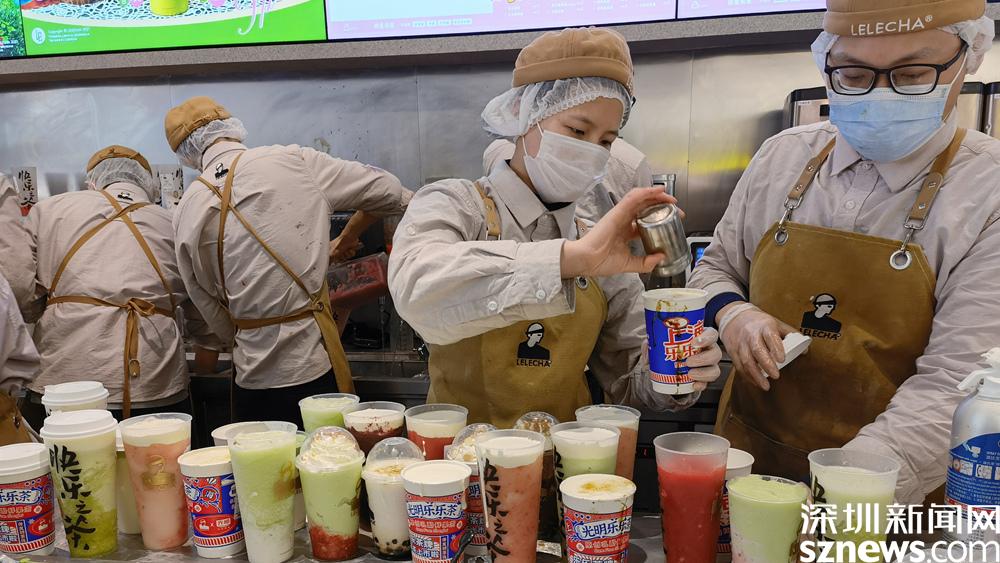 "在北京市王府井的一家海底捞火锅店,穿着白色大褂的食品安全管理师齐