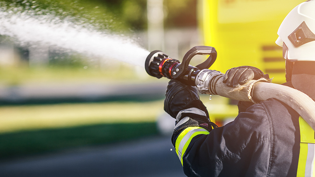 因无水源导致消防救援时间延长，谁该担责？