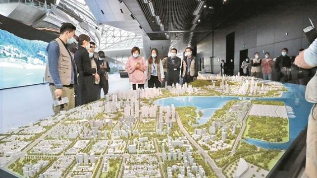 莲花山上览美丽鹏城 “五城”老记感受深圳发展强劲脉搏