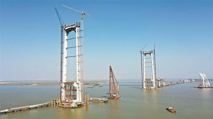 深中通道中山大桥首片钢箱梁吊装成功，预计明年主桥合龙
