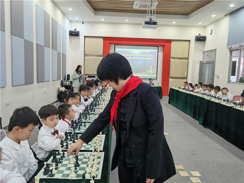 国际象棋女子国际特级大师李雪怡进校园 和小棋手分享学棋秘诀