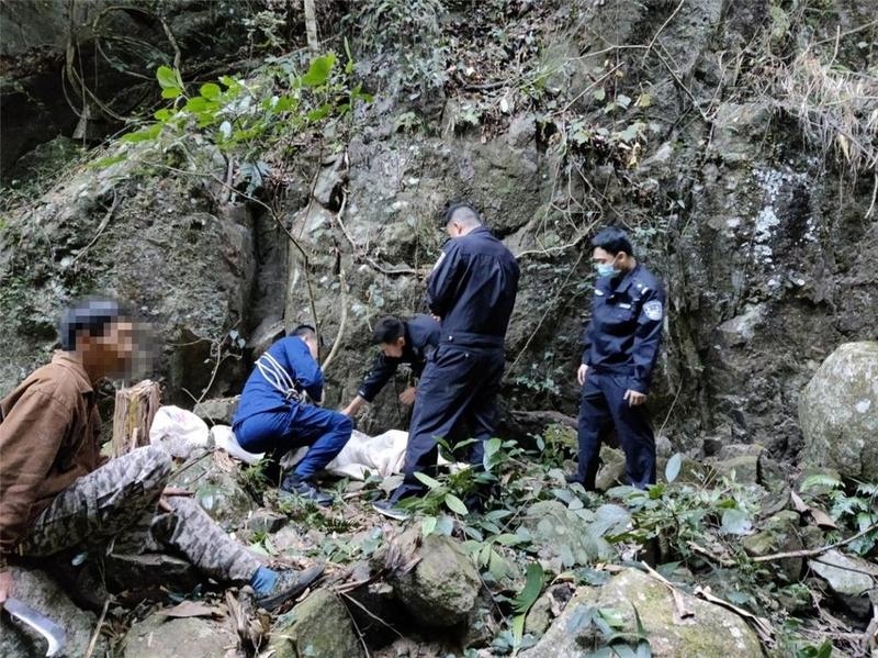 惊险！惠州博罗一男子上山采药不慎坠崖，村警合力用5小时成功营救
