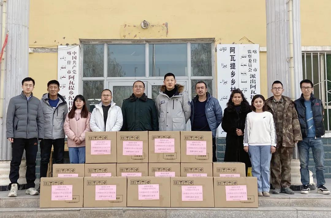 深圳援疆干部为社区捐赠电脑提升为民服务工作效率