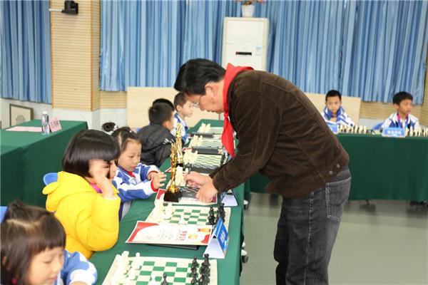 16名小棋手对战国际象棋特级大师！深圳小学再显国际象棋特长