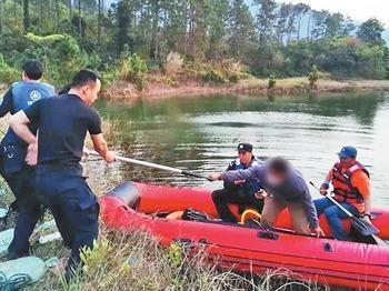 金湾两男子登山迷路被困水库，民警出动皮划艇紧急救援