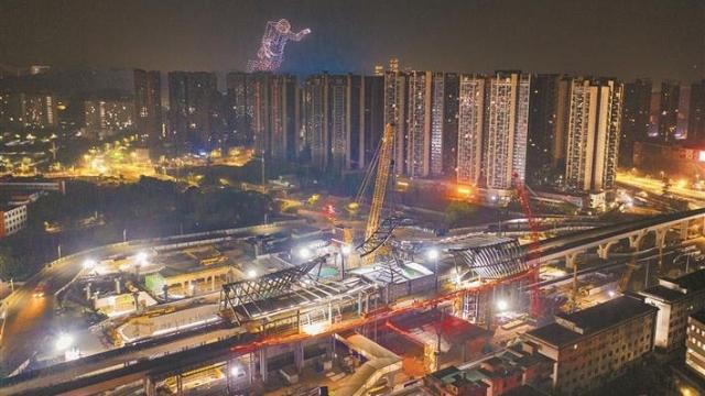 地铁大运枢纽“湾区之舞”主体吊装完成