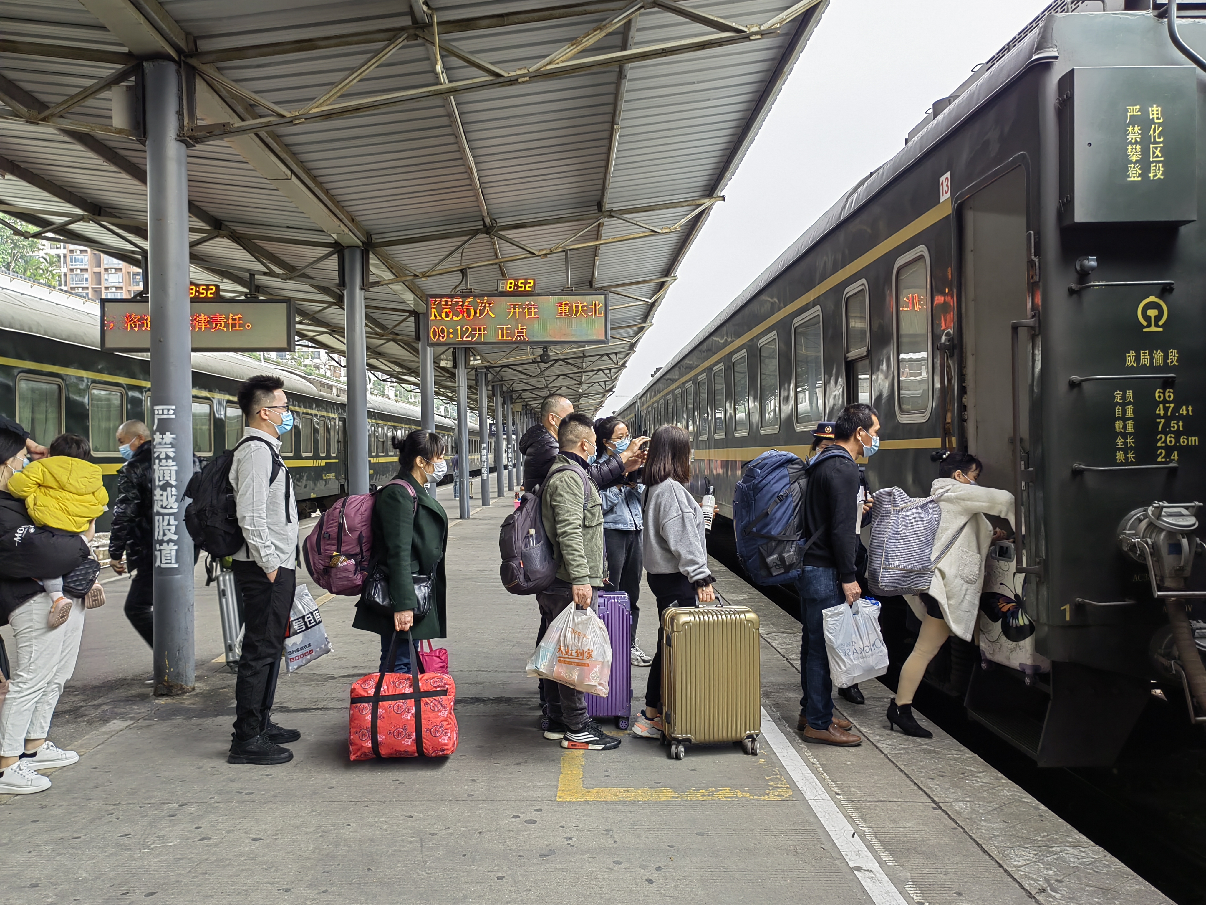 深圳西站春运首日开行旅客列车7对  发送旅客3200人次