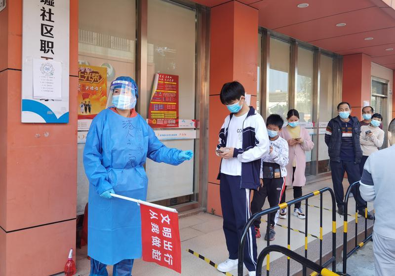 在深香港人为抗疫助力！穿上防护服做义工，为深圳加油！
