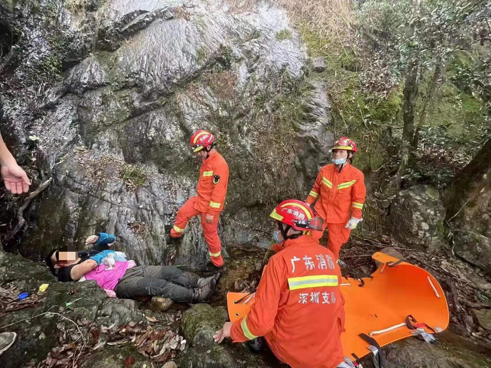 男子登山跌落7米悬崖 消防12小时接力救援