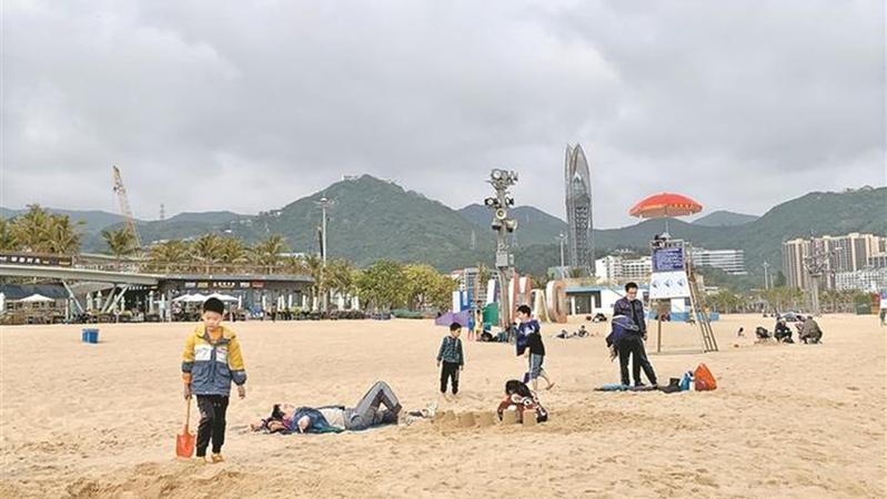 在沙滩画福字 向大海许心愿——大梅沙海滨公园恢复开园