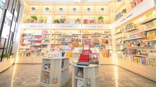 深圳首个地铁书吧开业 1300册优质图书塑造地铁文化生活圈