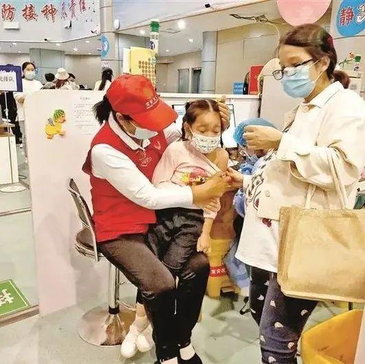 最美“志愿红”暖心“防疫墙”