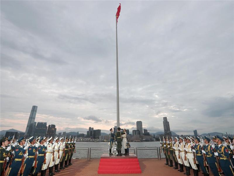 驻港部队首次在中区军用码头举行升国旗仪式向全国人民拜年